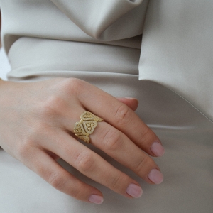 Złoty szeroki pierścionek serduszka z cyrkoniami próby 585