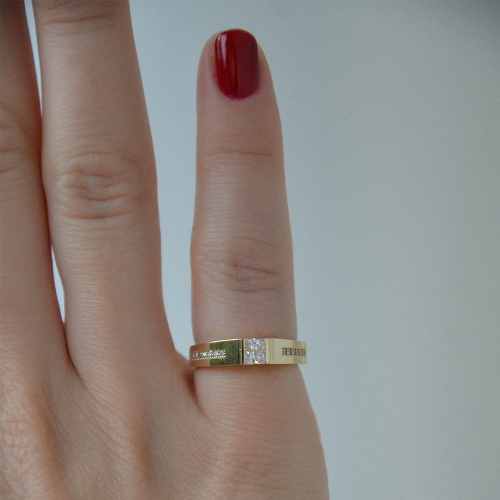 Złoty pierścionek z cyrkonią w oprawie zakładkowej 585