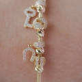Złota bransoletka Aurora Charms – z zawieszkami i detalem, próba 585