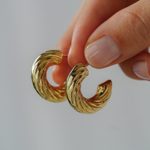 Złote kolczyki Luna Twist próby 585