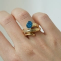 Złoty pierścionek 585 szeroki z niebieskim oczkiem Blue Stone Bold