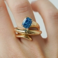 Złoty pierścionek 585 szeroki z niebieskim oczkiem Blue Stone Bold