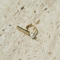 Złoty pierścionek 585 z perłą i formą liniową Modern Pearl Line