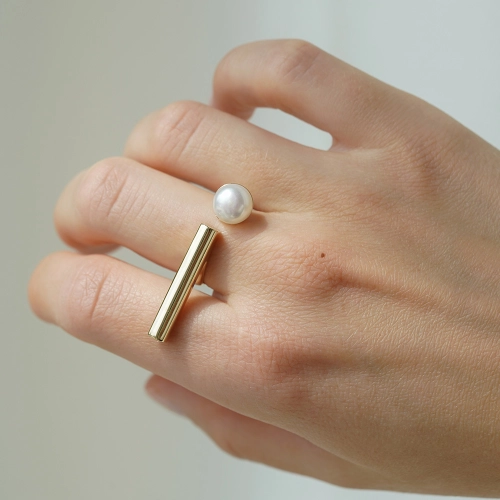 Złoty pierścionek 585 z perłą i formą liniową Modern Pearl Line