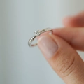 Pierścionek Celeste Petite z białego złota z diamentem próby 585