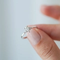 Pierścionek Élise Pear z białego złota z diamentami próby 585