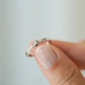 Pierścionek Élise Grace z białego złota z diamentami próby 585