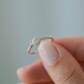 Pierścionek Élise Halo z białego złota z diamentami próby 585