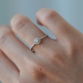 Pierścionek Élise Halo Classic z białego złota z diamentami próby 585