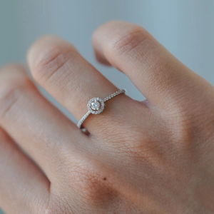 Pierścionek Élise Halo Classic z białego złota z diamentami próby 585