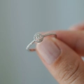Pierścionek Élise Halo Classic z białego złota z diamentami próby 585
