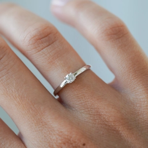 Pierścionek Celeste Prestige z białego złota z diamentem próby 585
