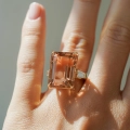 Złoty pierścionek Alba Rosa z morganitem i diamentami próby 585