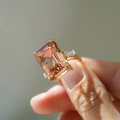 Złoty pierścionek Alba Rosa z morganitem i diamentami próby 585