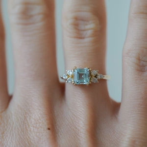 Złoty pierścionek zaręczynowy Royal Sky Blue z naturalnym topazem i diamentami próby 585