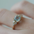 Złoty pierścionek zaręczynowy Royal Sky Blue z naturalnym topazem i diamentami próby 585