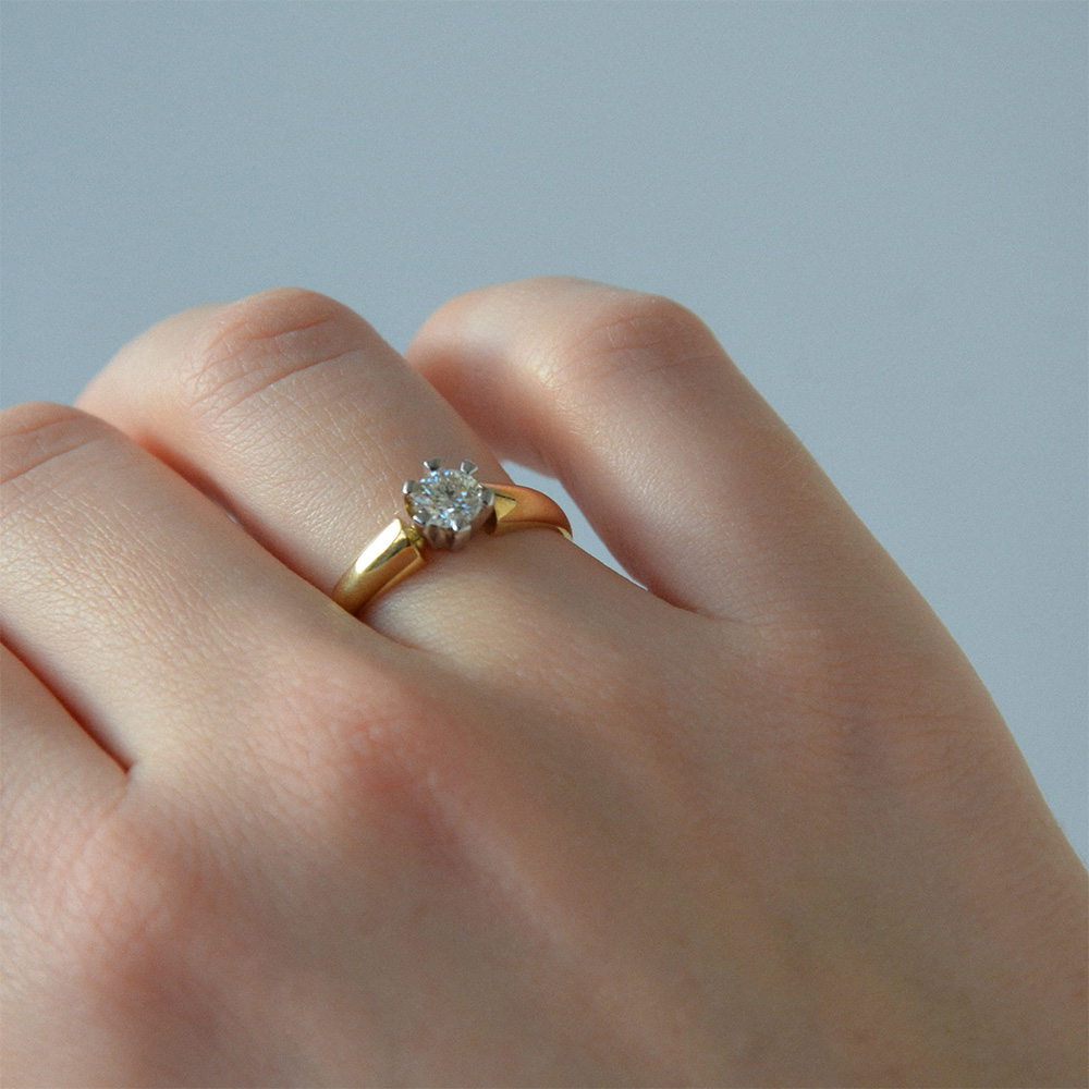 Klasyczny złoty pierścionek zaręczynowy z diamentem 0,5 ct w sześciu łapkach