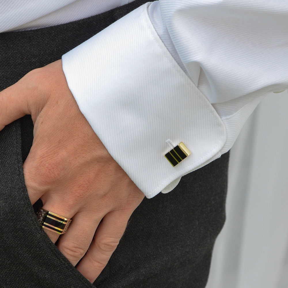 Złote spinki do mankietów 585 i sygnet męski w eleganckiej stylizacji